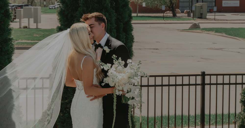 A kiss along the hedge row
